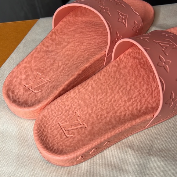 •Louis Vuitton Unisex Slides - Picture 5 of 8